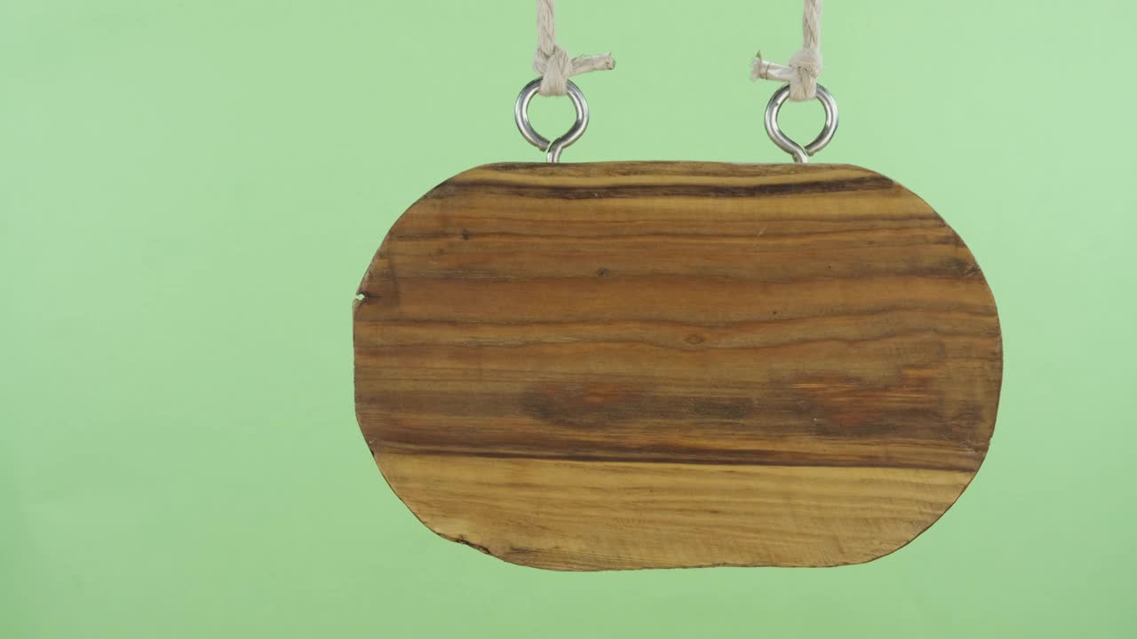 全景图，一个悬挂的木牌。隔离在绿色屏幕上。视频素材