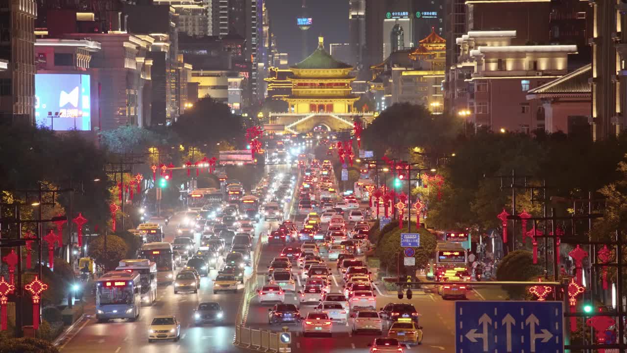 中国西安，日落时分的城市交通景观。视频下载