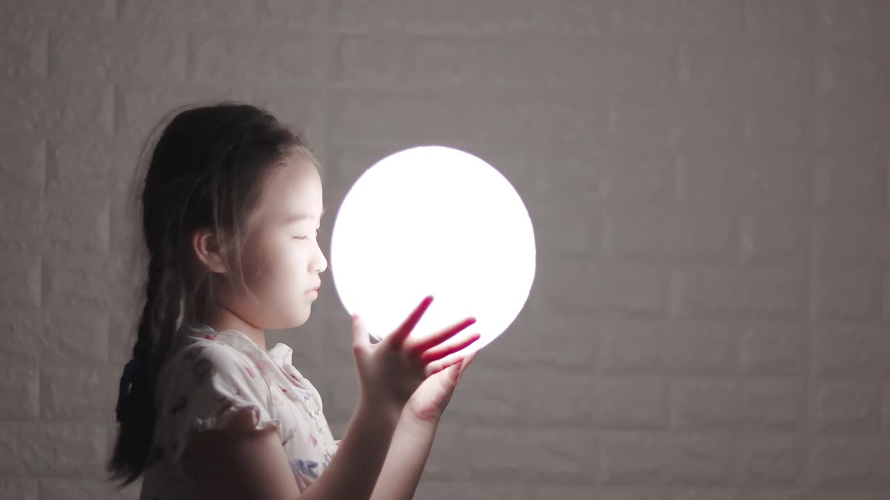女孩在晚上抱着月亮视频下载