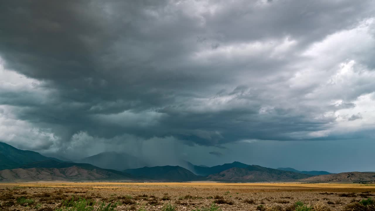 强烈雷暴正在犹他州上空移动，正在下雨视频素材