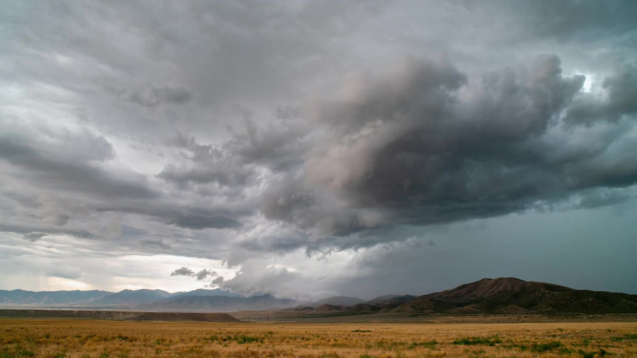 强烈的雷雨在犹他州上空盘旋视频素材
