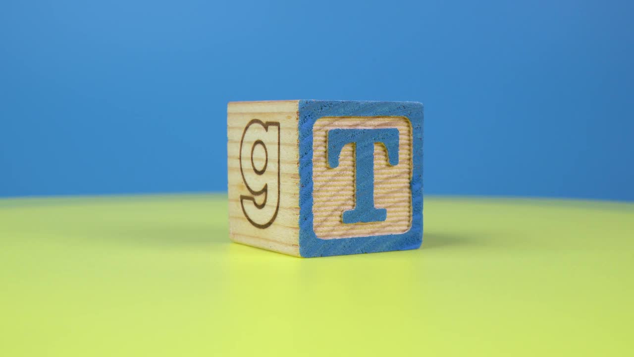 近距离拍摄字母“T”字母木块视频素材