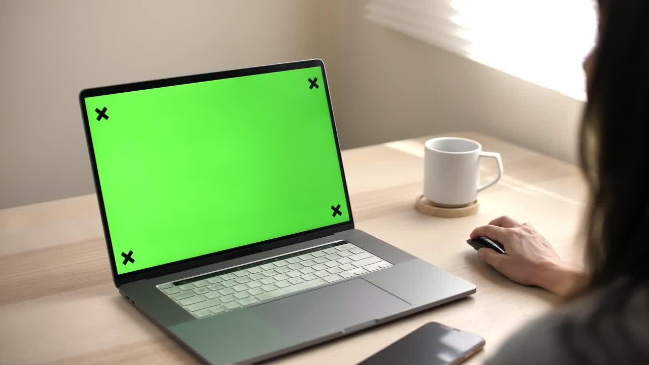 女人使用筆記本電腦空白顯示色度鍵視頻素材