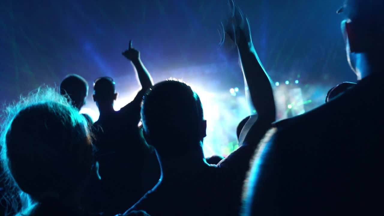 摇滚音乐会挤满了观众视频素材