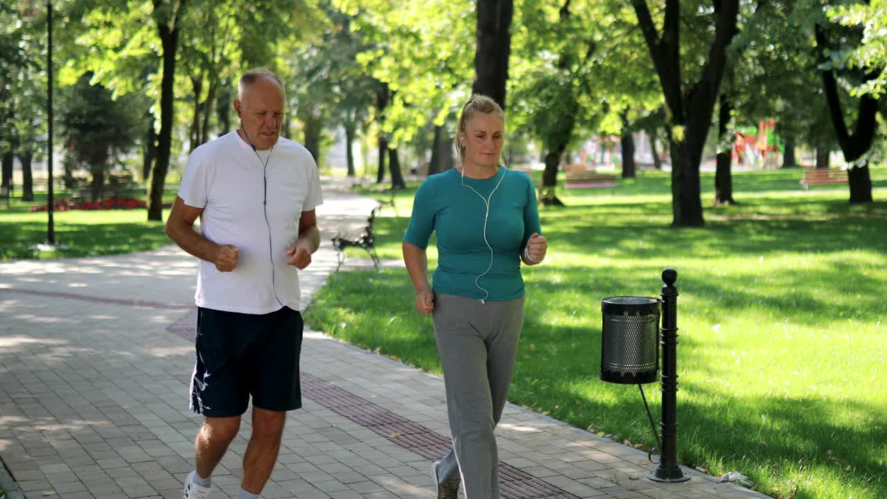 一对成熟的情侣在公园跑步后试图喘口气视频素材