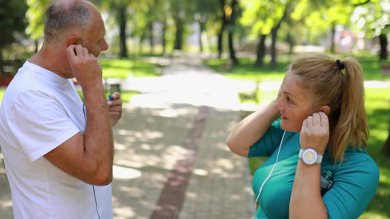 成熟的夫妇准备在公园慢跑和锻炼视频素材