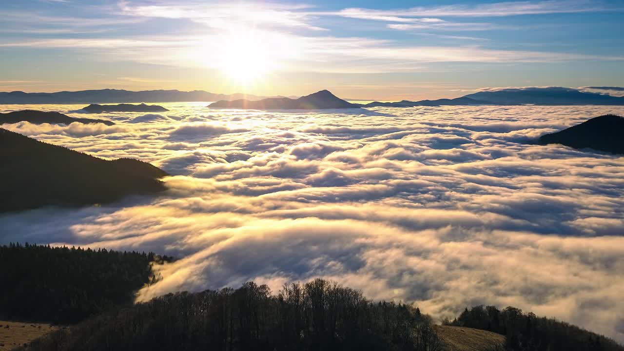 神奇的日出上面的雾云运动高山山谷自然在春天的早晨景观超时间推移视频下载