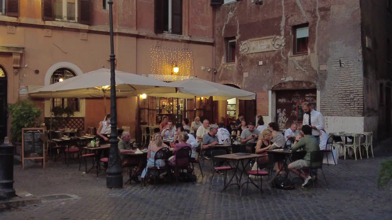 在罗马，人们在餐馆的露台上吃饭视频下载
