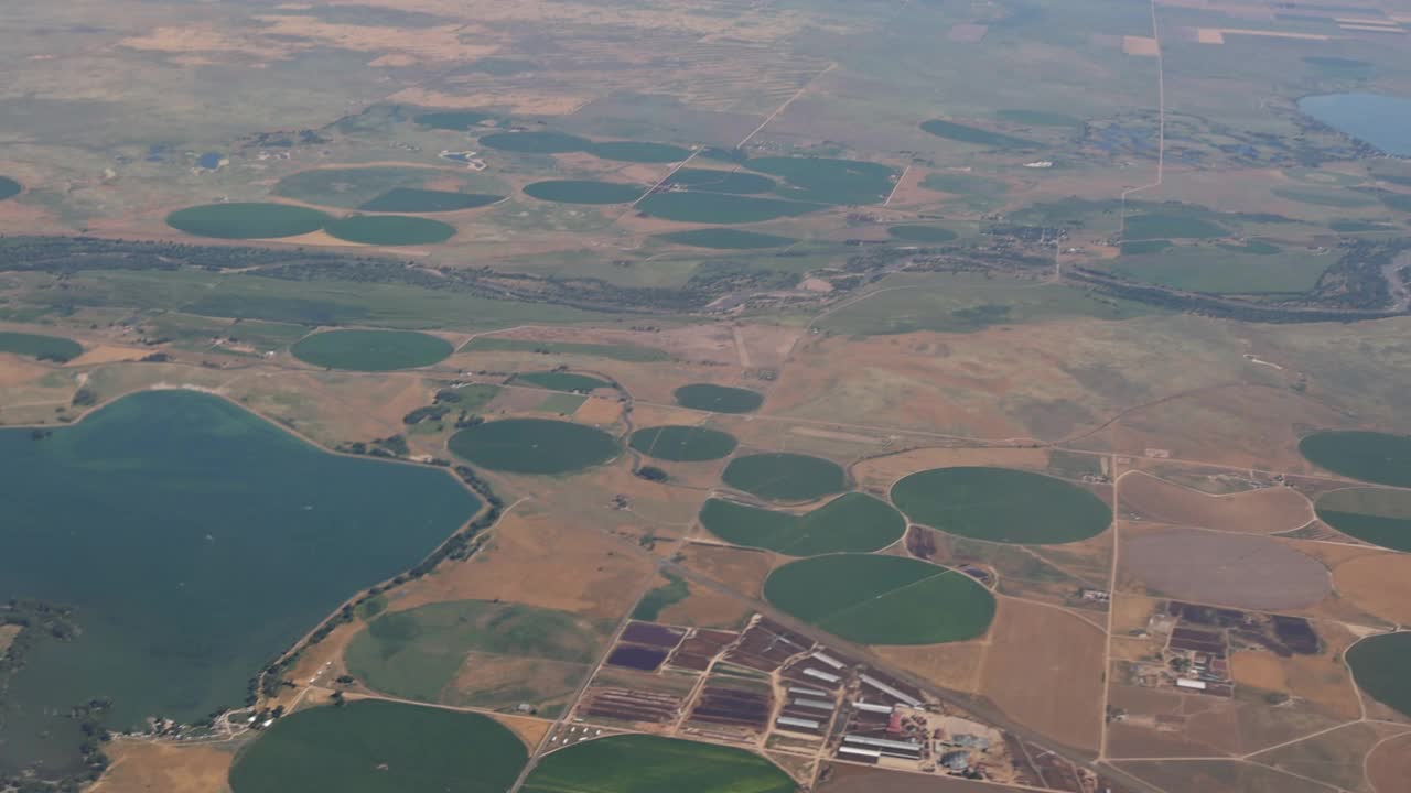 亚利桑那州沙漠农田从一架农业飞机环绕农田视频素材