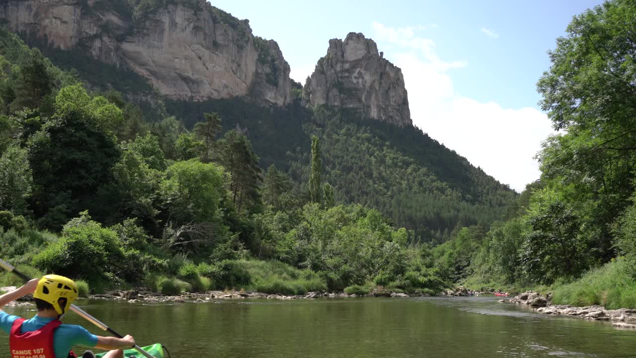 一群人在法国塔恩峡谷的一条河上划皮艇视频下载