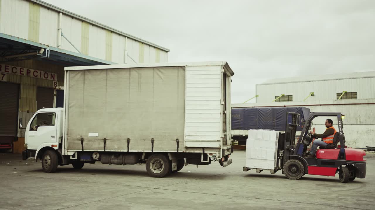 40年代后期叉车操作员将货物装上卡车视频素材