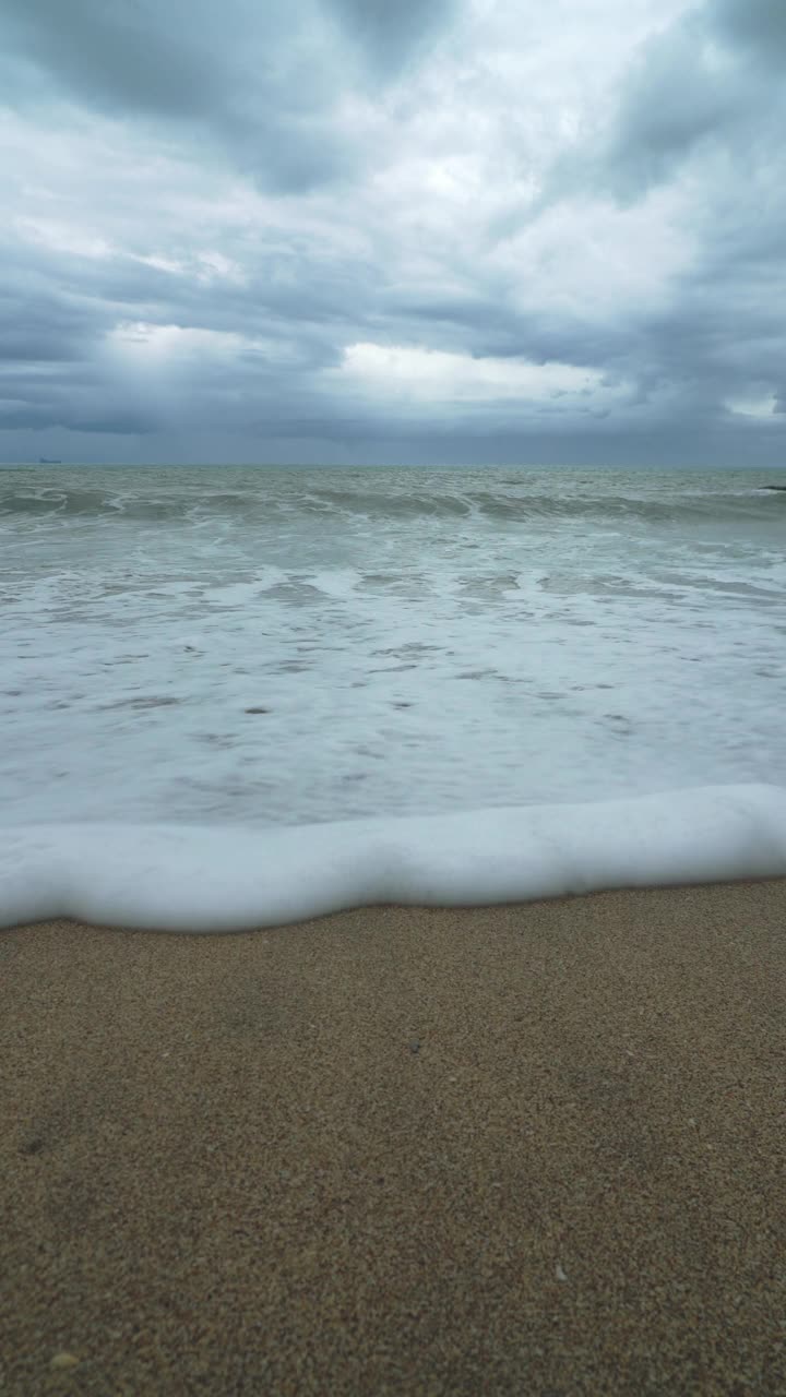 安达曼海和海滩上形成的季风风暴云视频素材