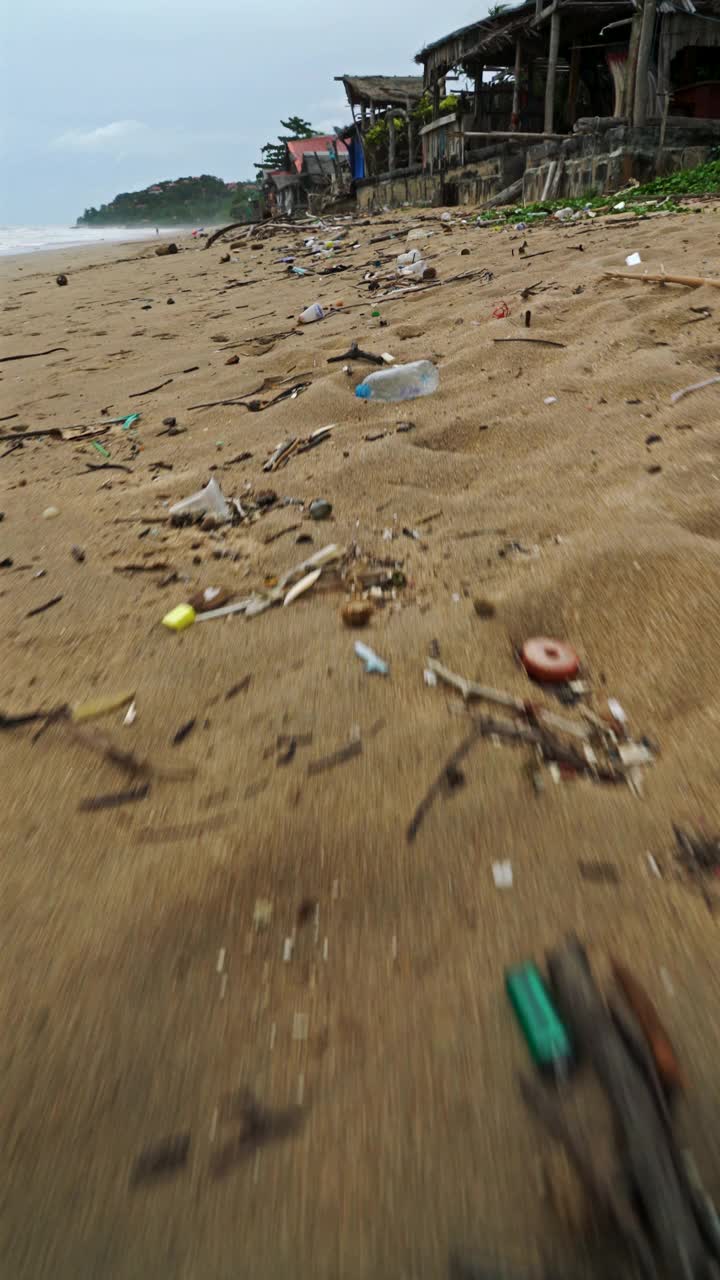 季风风暴过后，塑料污染被冲上了热带海滩视频素材