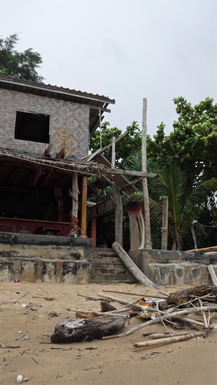 热带风暴泰国造成海滩小屋受损视频素材