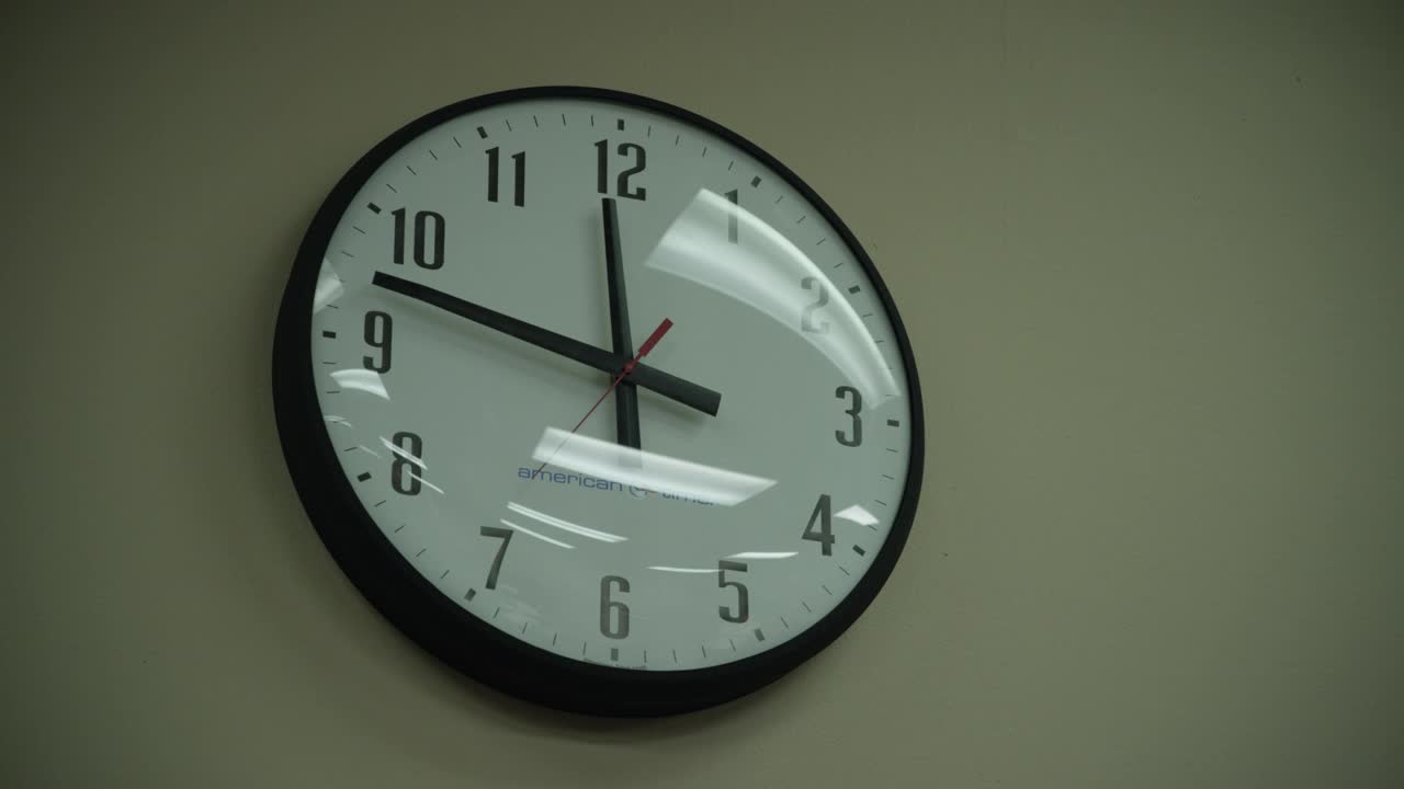 墙上时钟的闭合角度。时间读取11:48。可能是病房，办公室，或者休息室。视频下载
