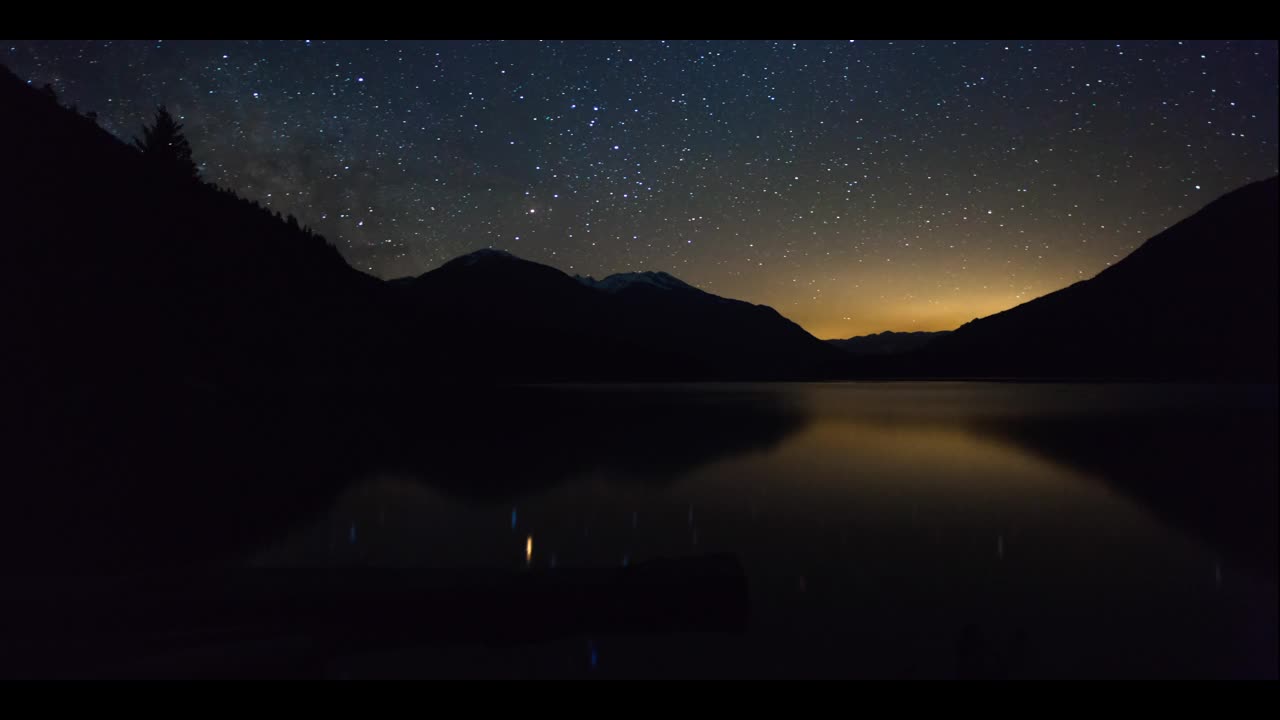 在森林里的銀河天空下的湖泊壯麗景色-斯夸米什，加拿大視頻素材