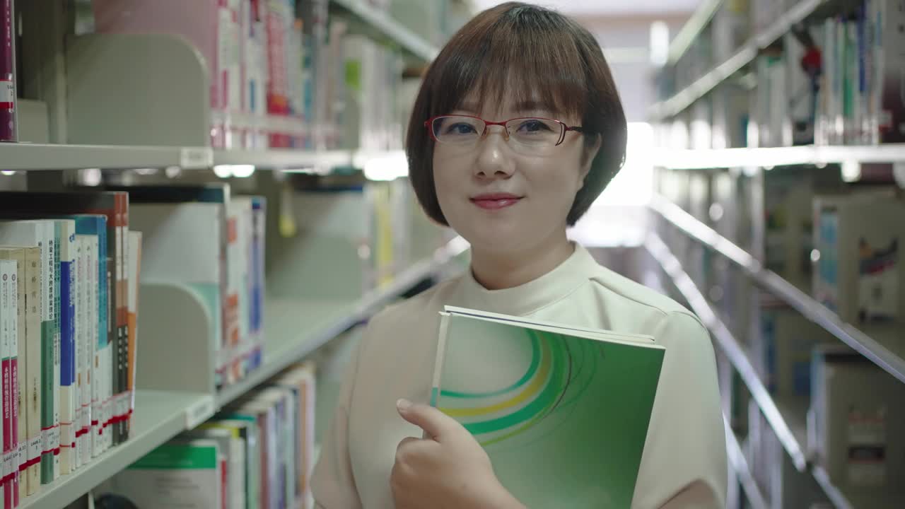圖書館里的亞洲女人視頻素材