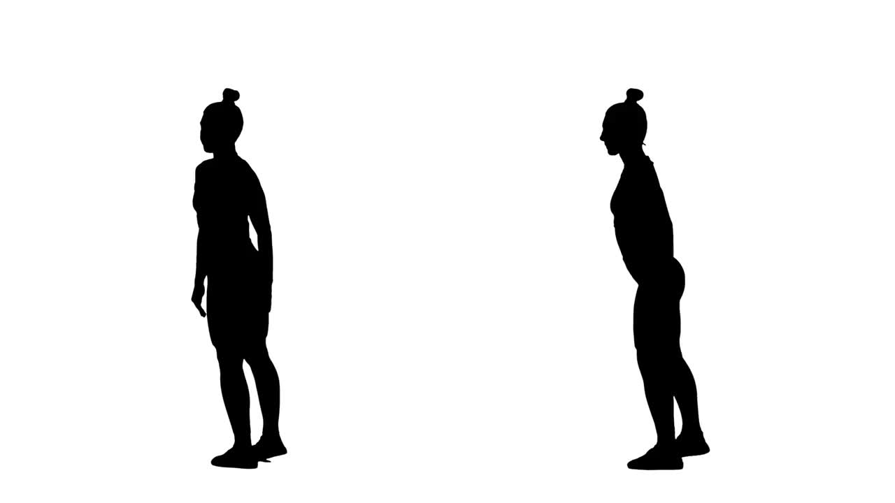 穿着运动服的年轻女子用健身橡皮筋做运动。腿部锻炼，女性健身。2在1拼贴前视图全长在绿色屏幕背景。慢动作准备59.94帧视频素材