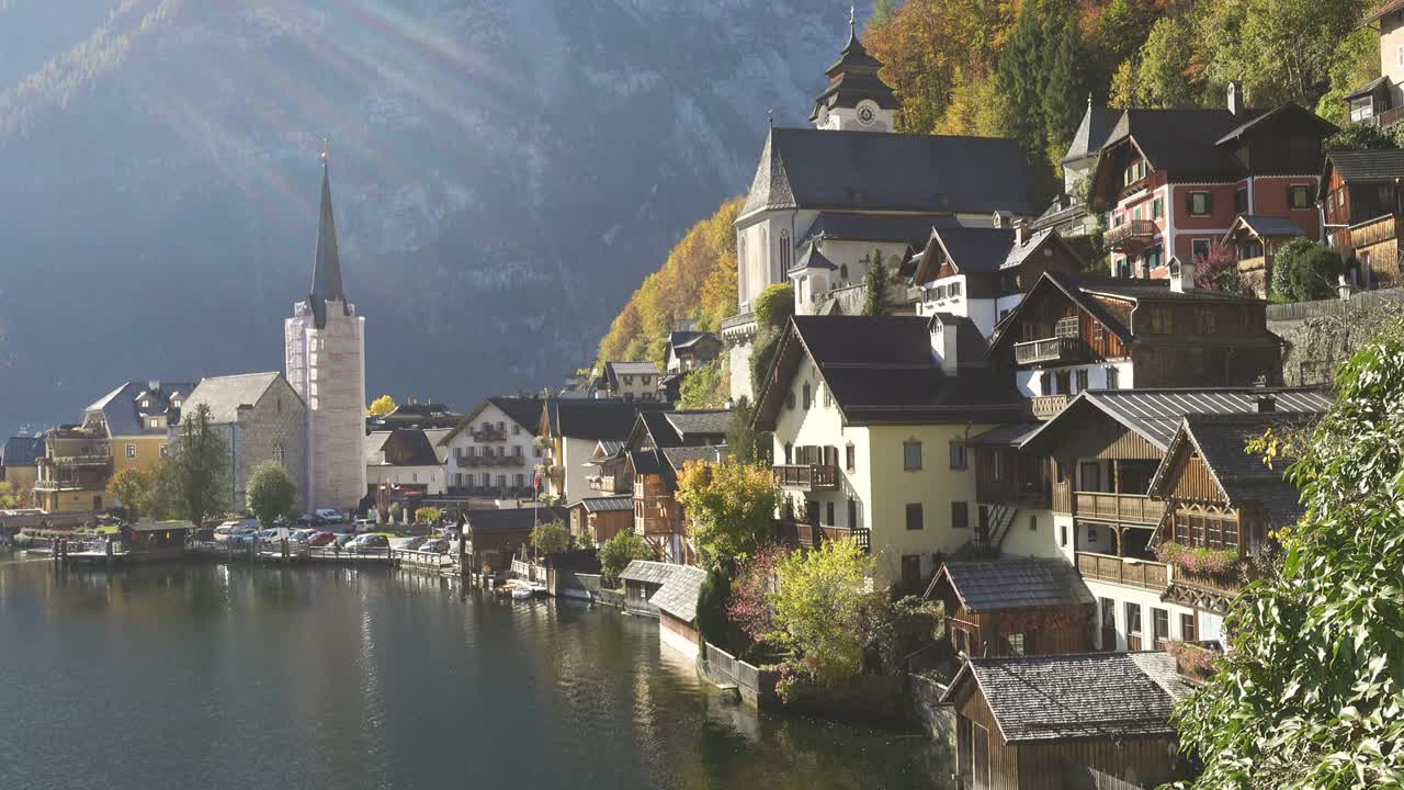 阳光明媚的秋日，奥地利山村哈尔斯塔特的美丽景色视频下载