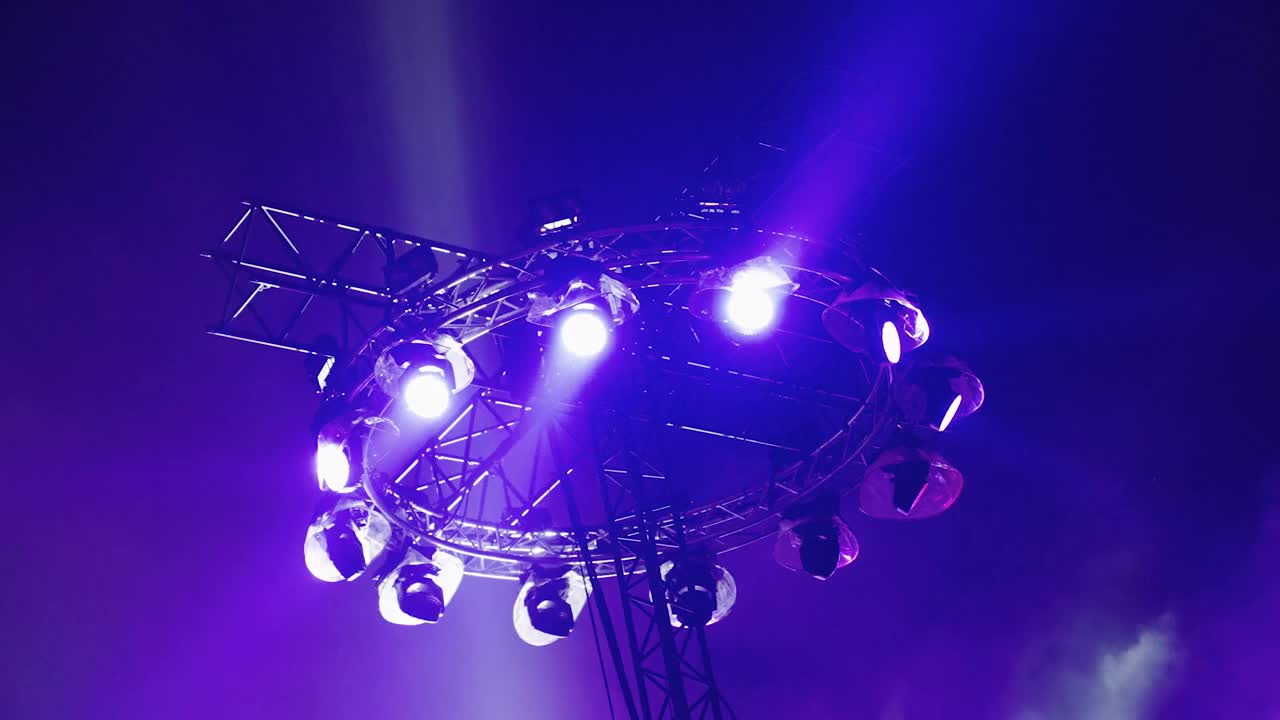 音乐节舞台灯光效果。近距离观察大型照明设备视频素材