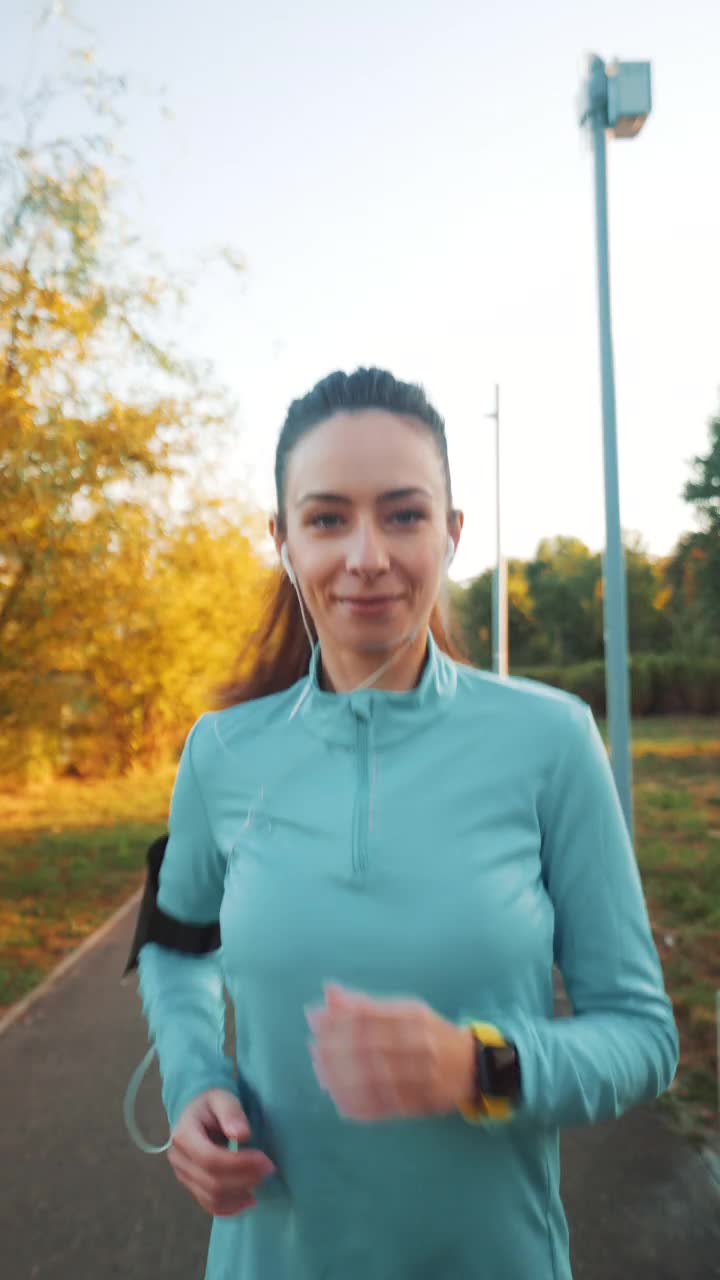 一位在公园慢跑的运动女性的肖像。视频素材