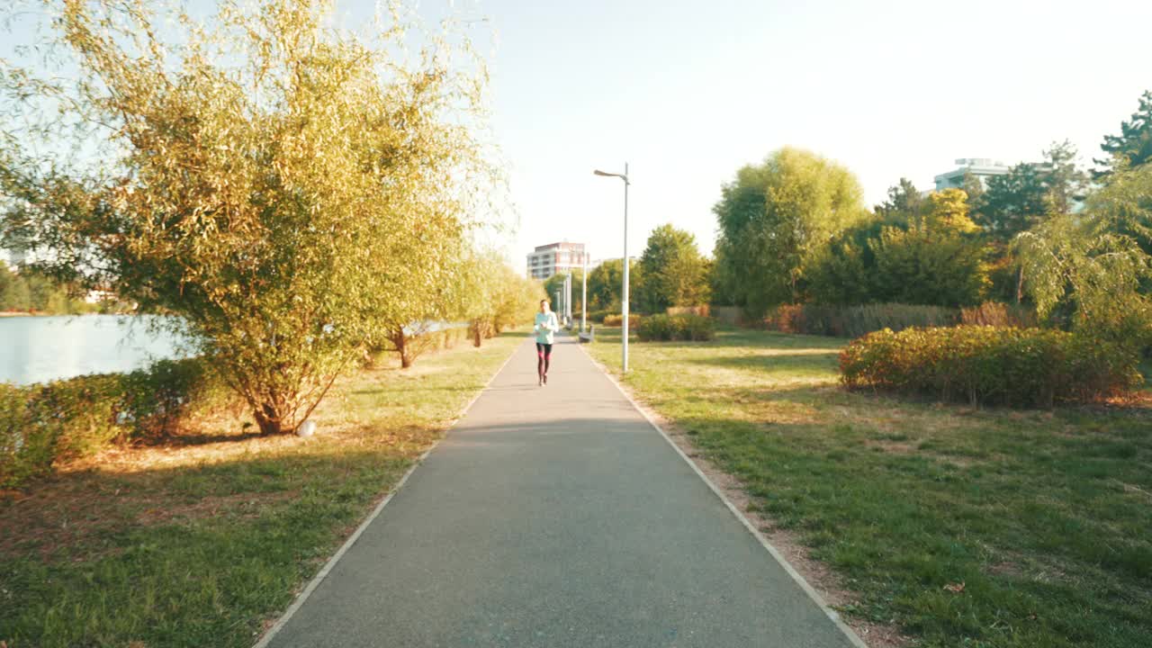 一个快乐的年轻女人在慢跑中休息。视频素材