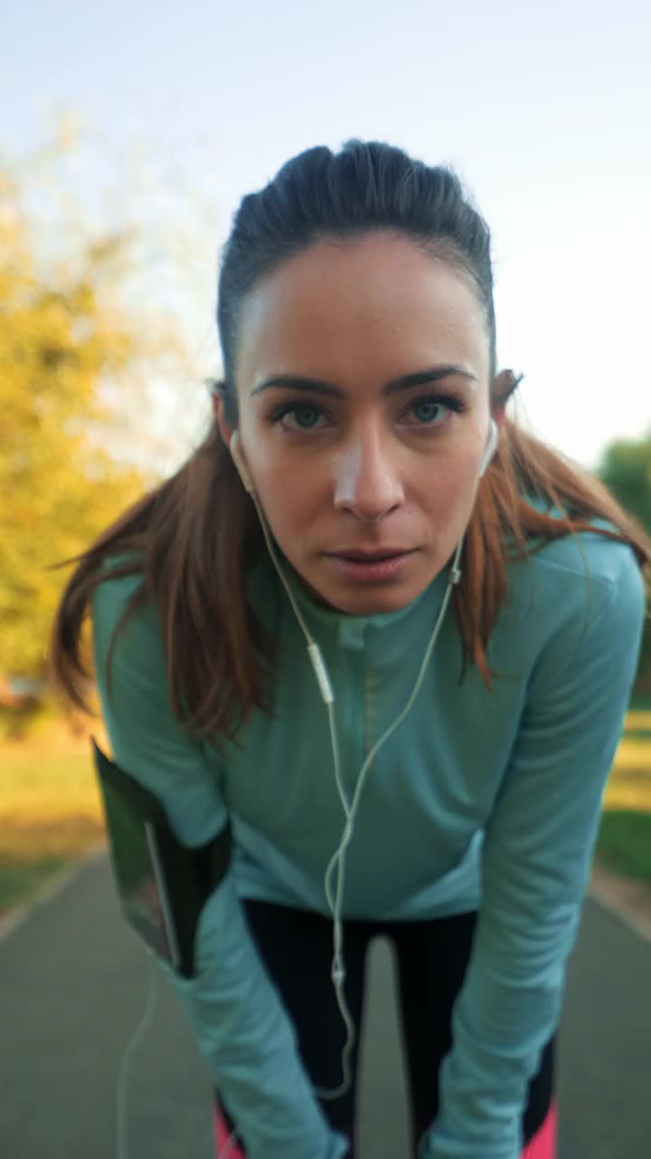 女跑步者的肖像。视频下载