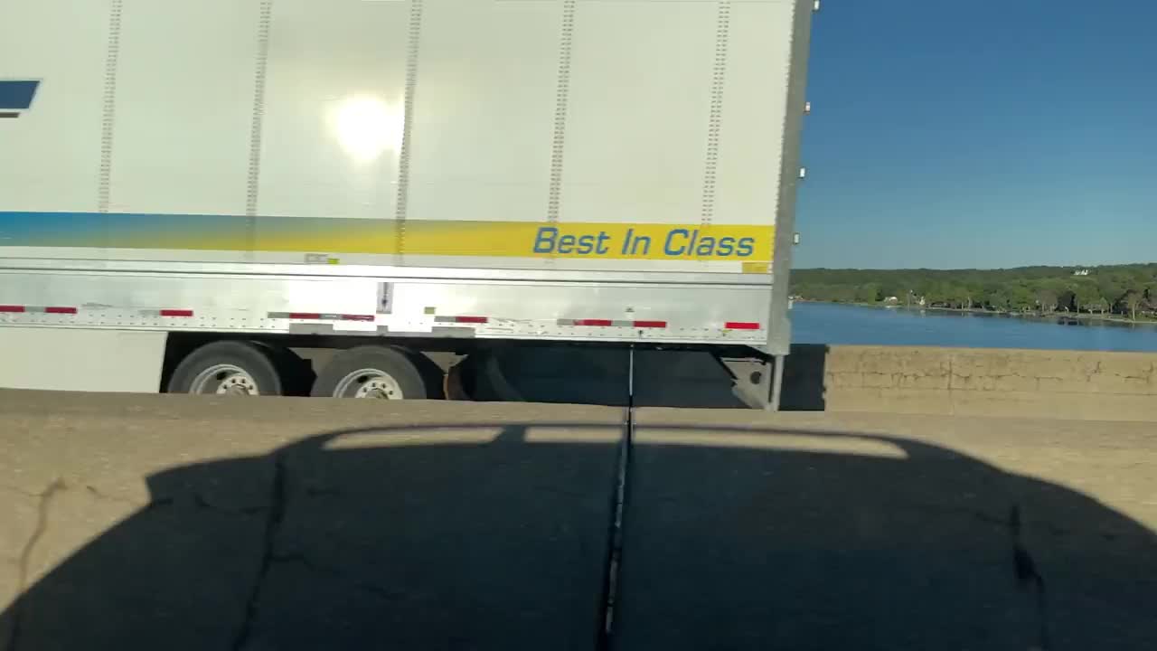 州际旅行中西部平原密苏里州和伊利诺斯州白天驾驶在密西西比河大桥时间流逝慢动作实时视频系列视频素材