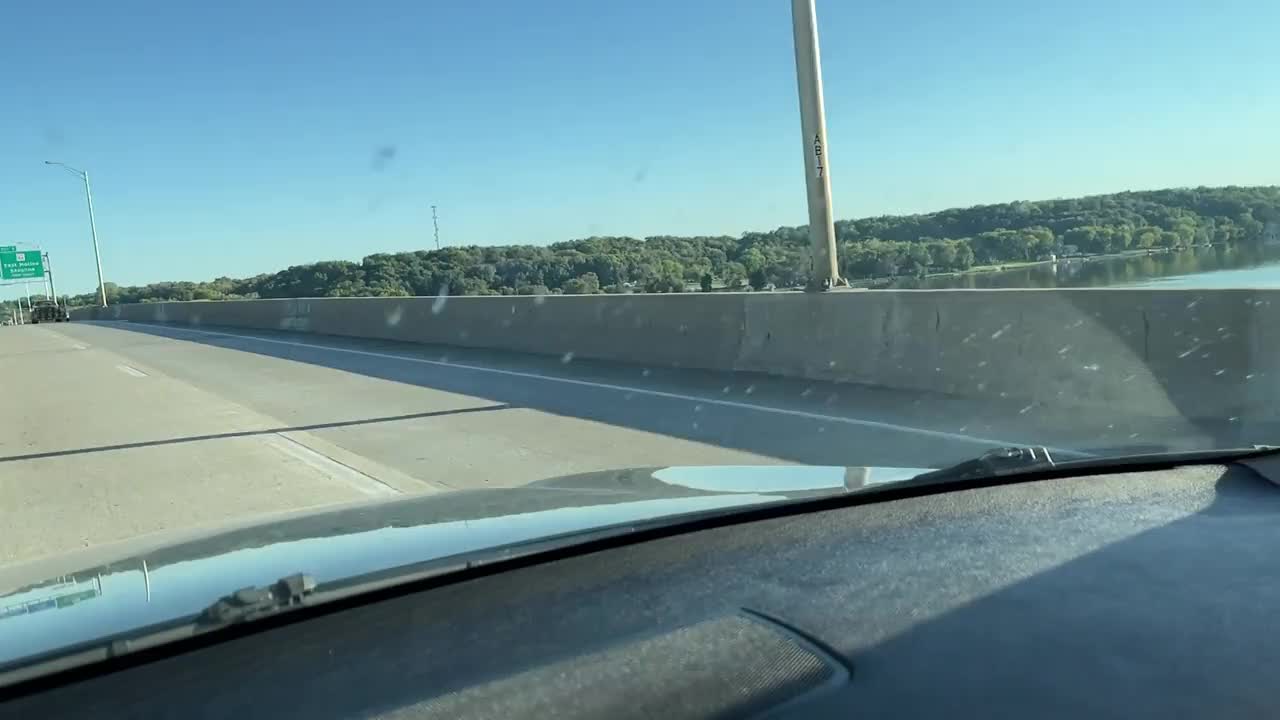 州际旅行中西部平原密苏里州和伊利诺斯州白天驾驶在密西西比河大桥时间流逝慢动作实时视频系列视频素材