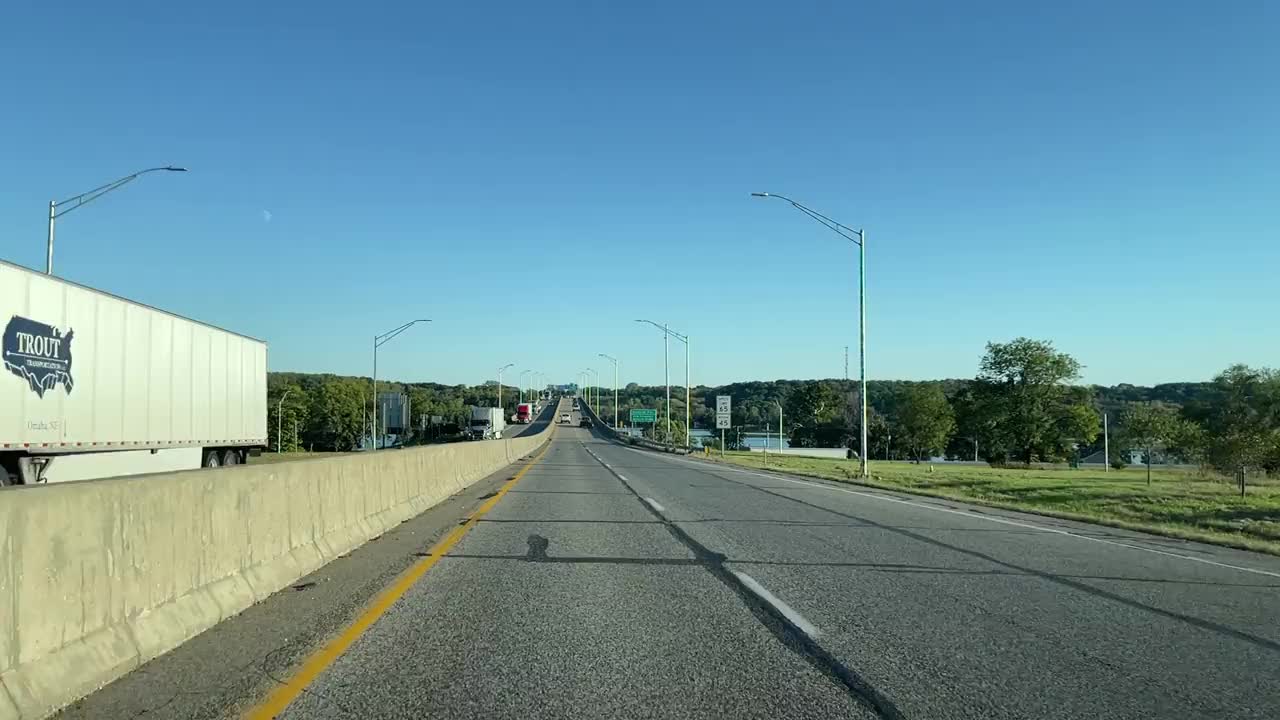 州际旅行中西部平原密苏里州和伊利诺斯州白天驾驶在密西西比河大桥时间流逝慢动作实时视频系列视频下载