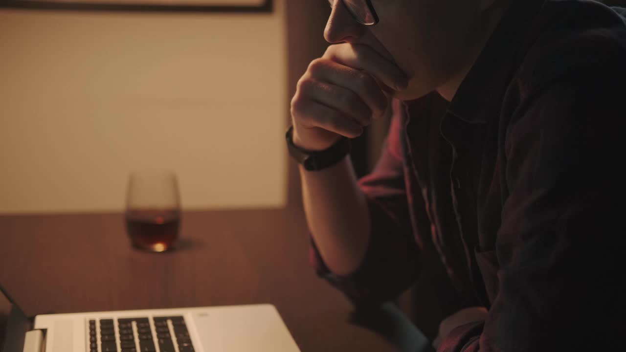 男性专业人士独自在酒吧用笔记本电脑工作。《暮光之城》视频下载