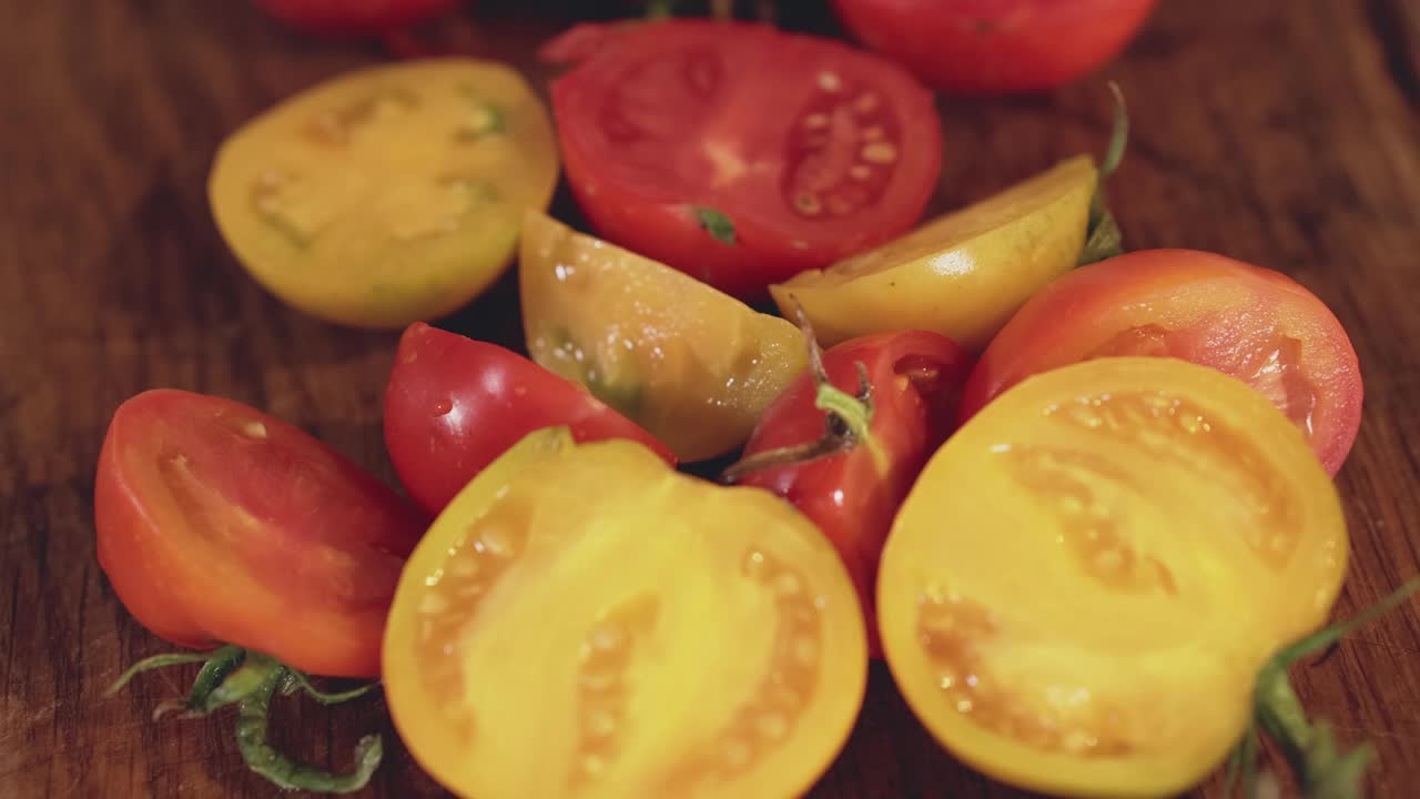 有机农场番茄，特写镜头。新鲜的黄色和红色西红柿，素食食品。视频素材