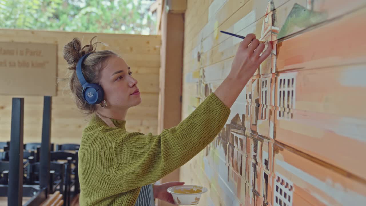 女艺术家在墙上作画视频下载