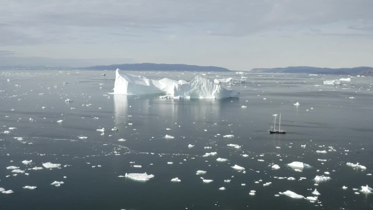 格陵兰岛冰川和帆船的航拍照片视频素材