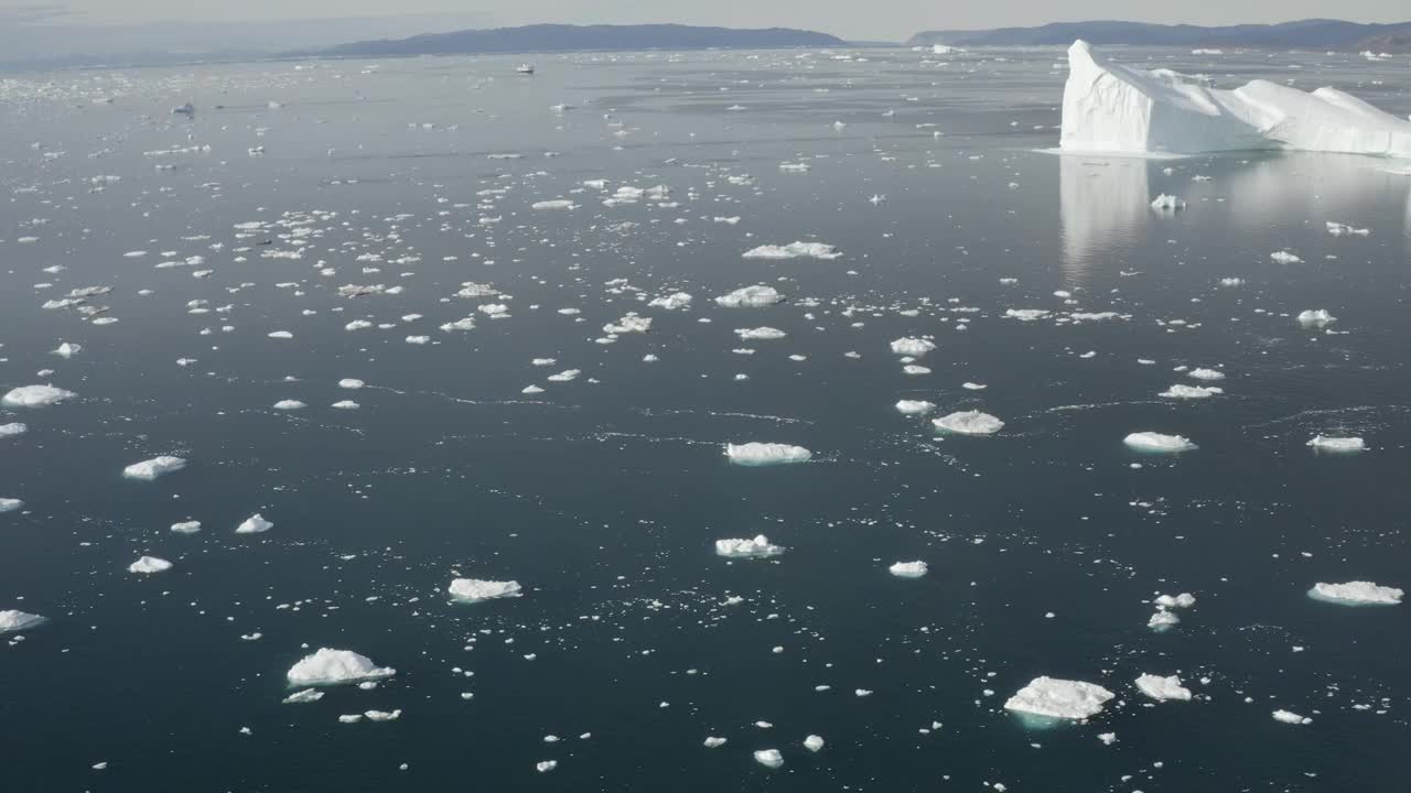 格陵兰岛冰川和帆船的航拍照片视频下载