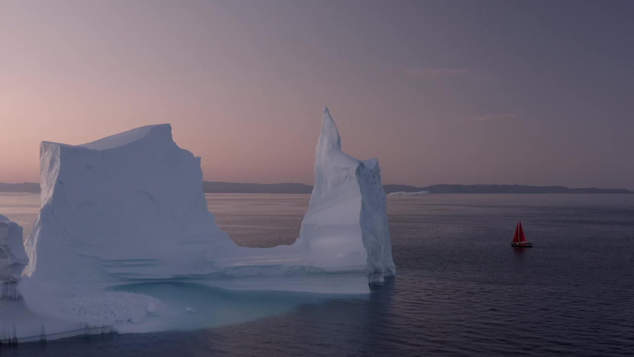 格陵兰岛冰川和帆船的航拍照片视频下载