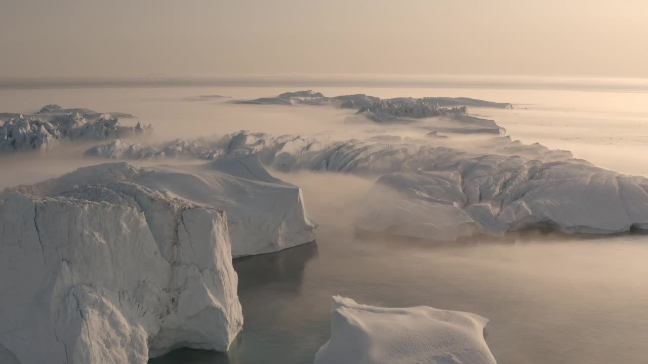格陵兰岛冰川和冰山的航拍图视频素材