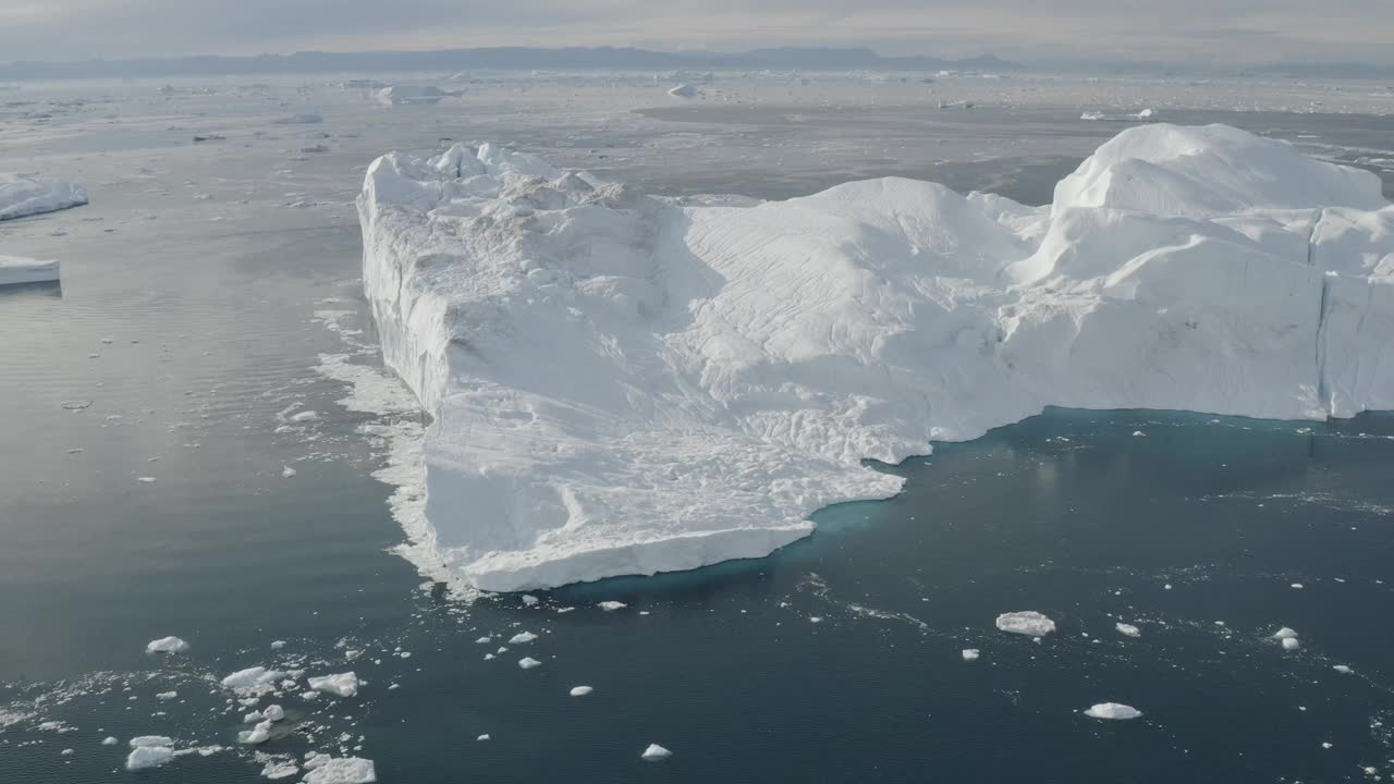 格陵兰岛冰川和冰山的航拍图视频下载
