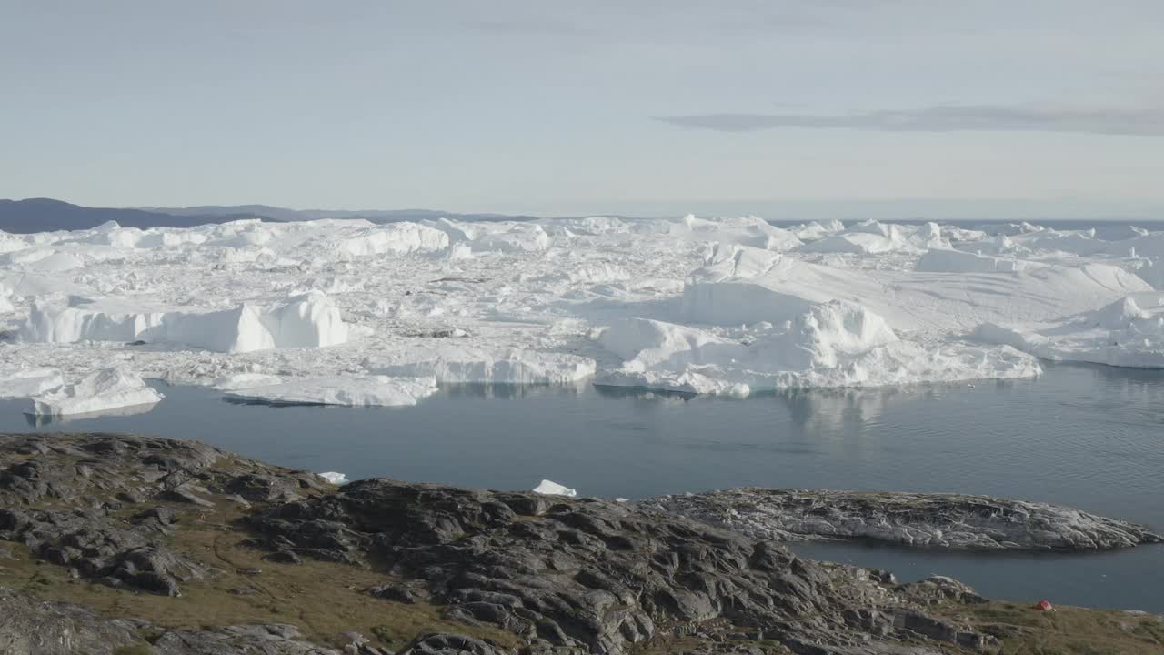 格陵兰岛冰川和冰山的航拍图视频下载