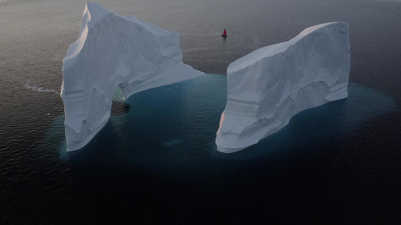格陵兰岛冰川和红帆的航拍照片视频素材