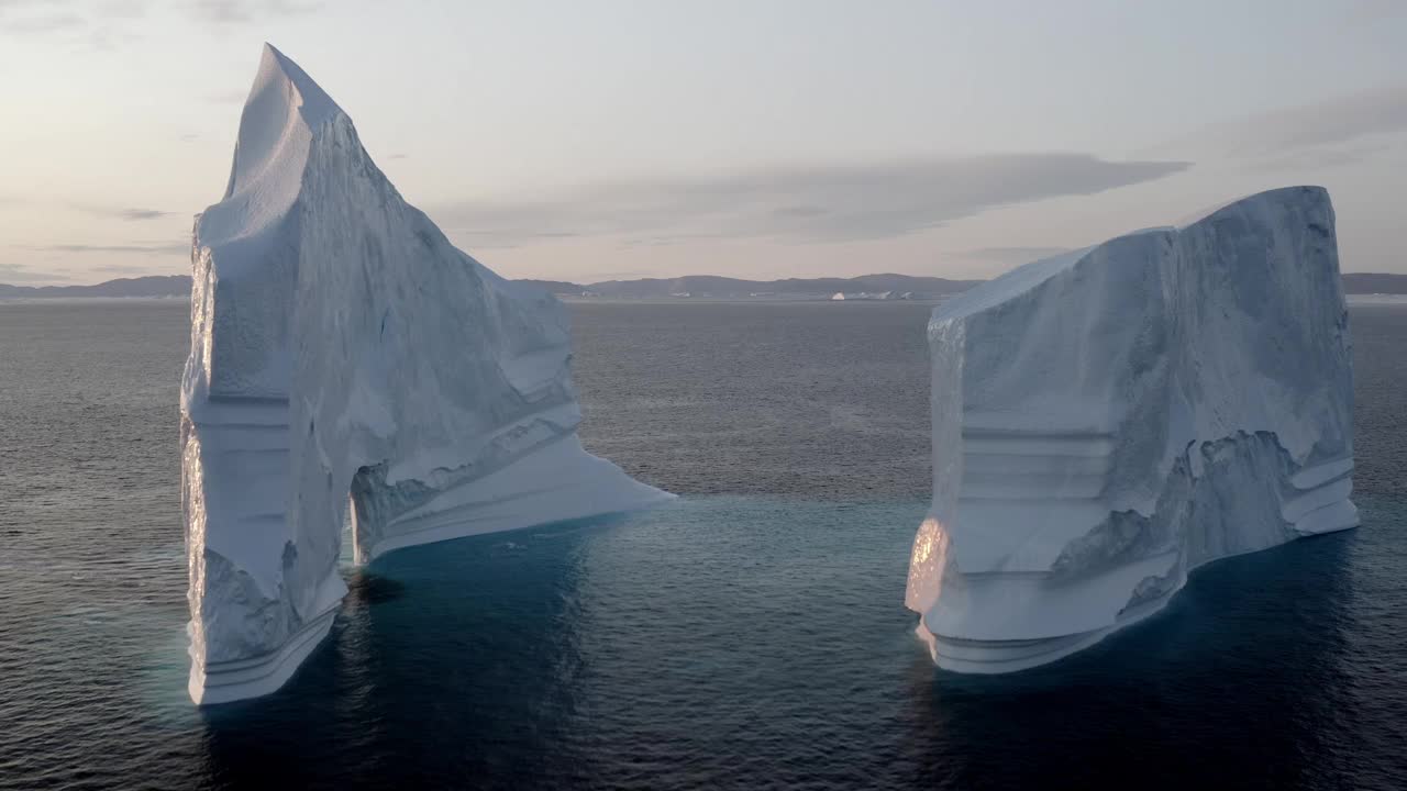 格陵兰岛冰川和红帆的航拍照片视频下载