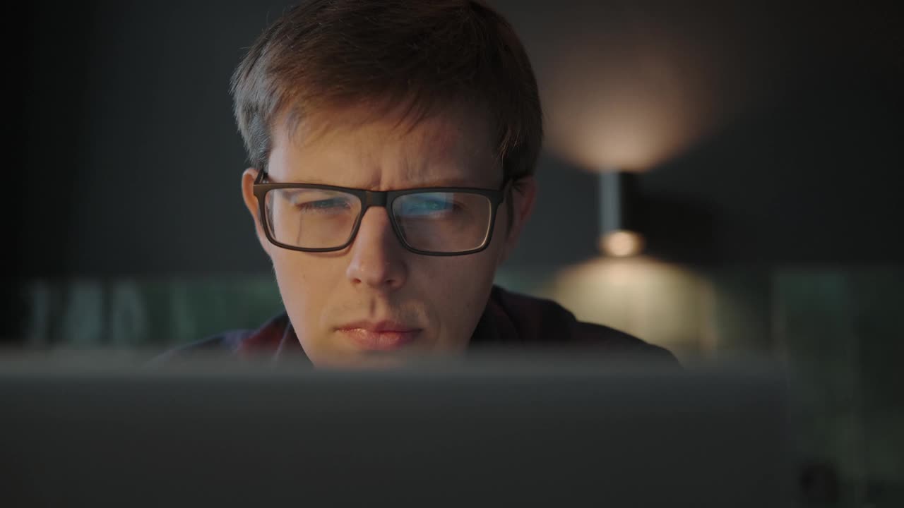 因为疲劳而揉眼睛，坐在笔记本电脑前戴上眼镜。视频下载