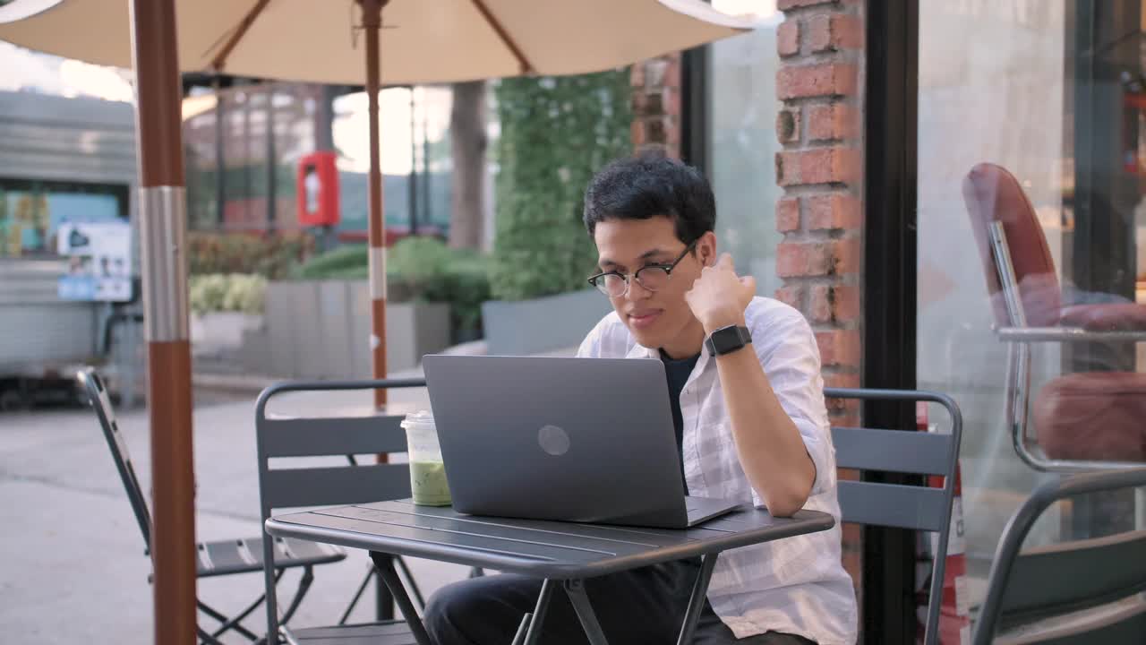 亚洲人在咖啡店使用科技。视频下载