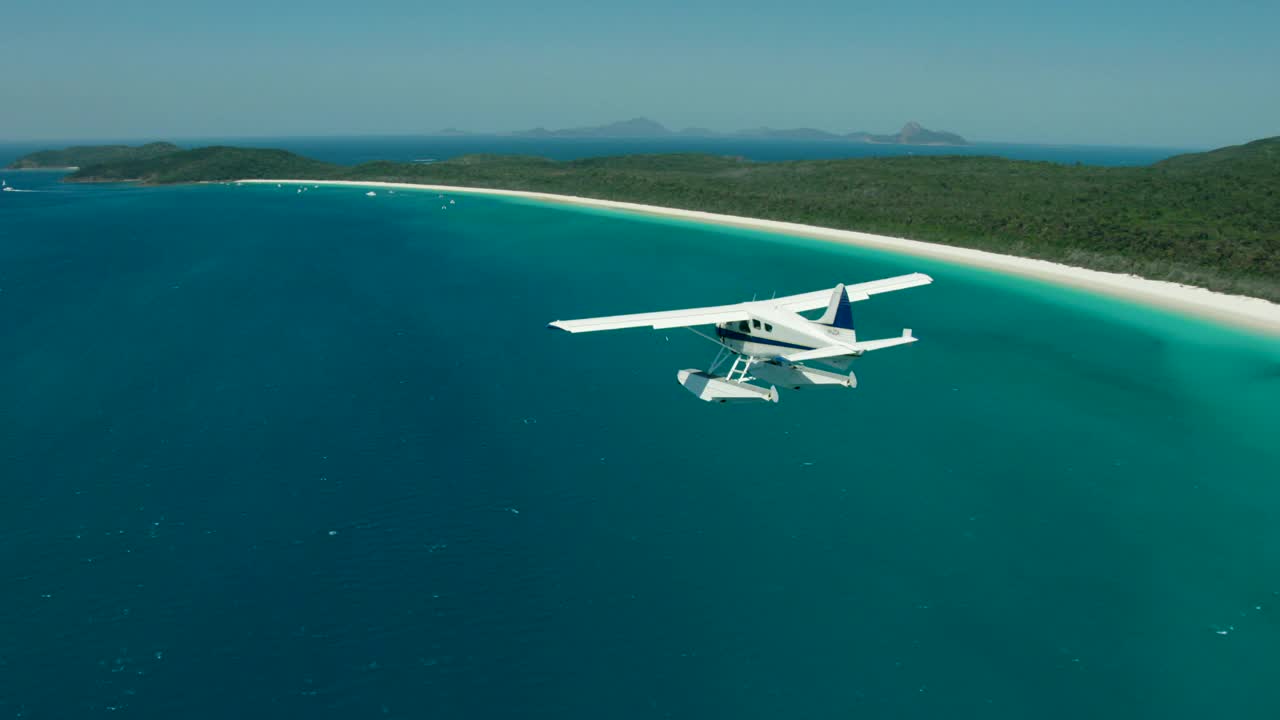 鸟瞰图圣灵岛水上飞机海洋珊瑚礁视频素材