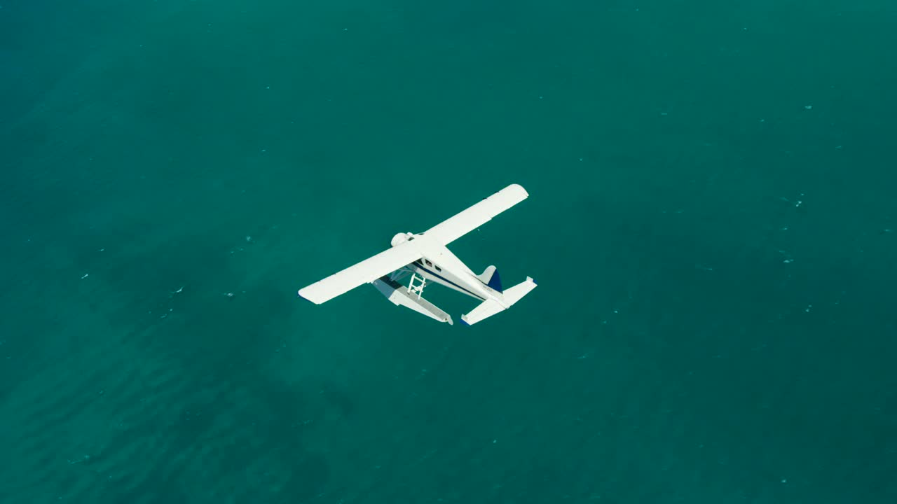 鸟瞰日出时的大堡礁水上飞机视频素材