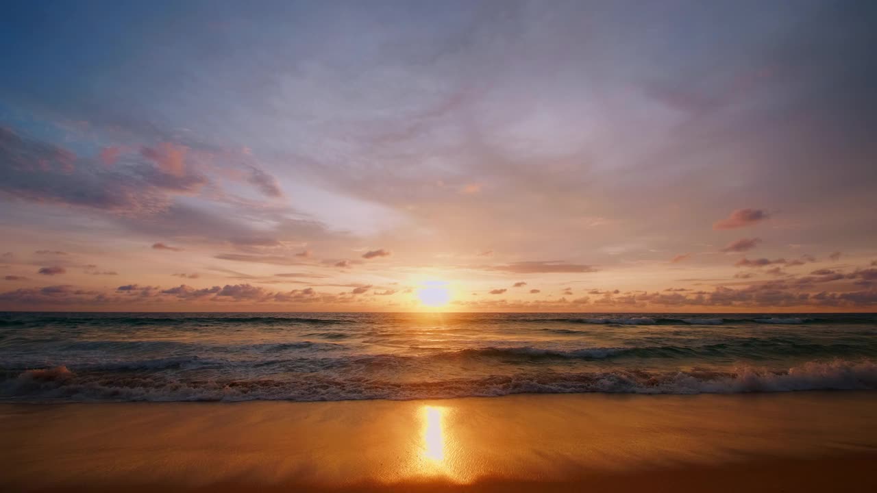 泰国普吉岛。美丽的热带海滩，日落天空。美丽的普吉岛海滩是著名的安达曼海避暑胜地。视频下载