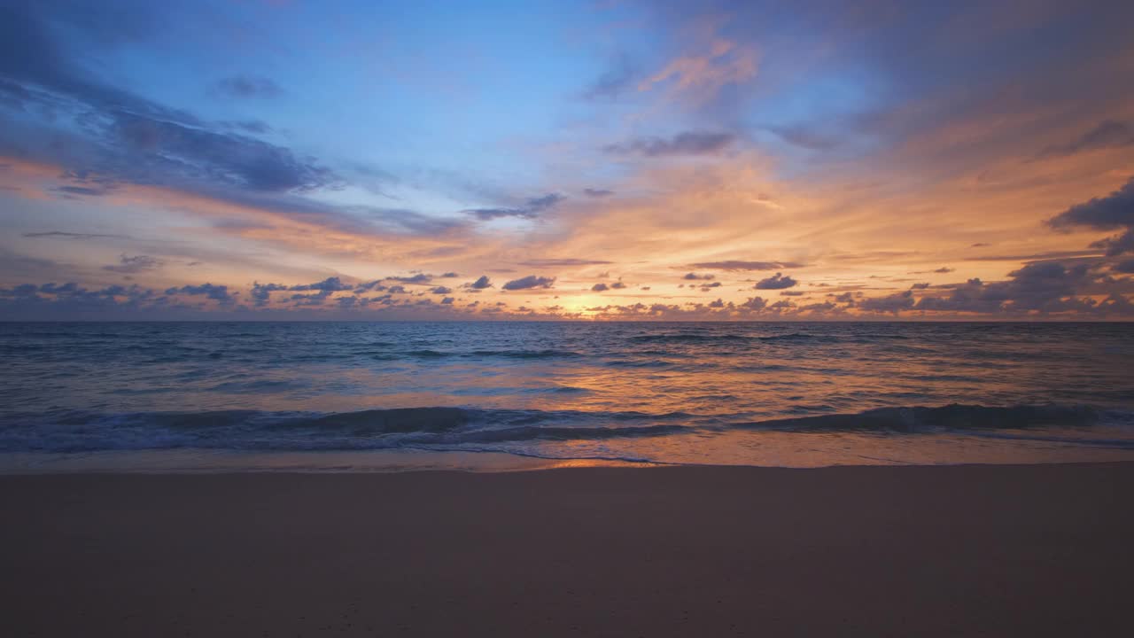 泰国普吉岛。美丽的热带海滩，日落天空。美丽的普吉岛海滩是著名的安达曼海避暑胜地。视频素材