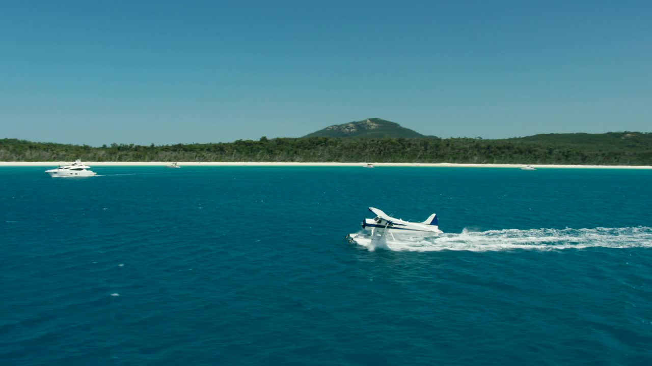 日出空中水上飞机降落珊瑚海堡礁视频素材