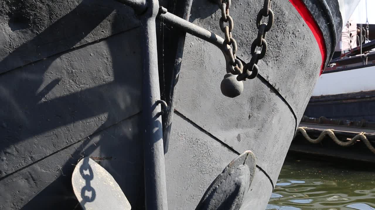 带着锚在水上的旧船视频下载