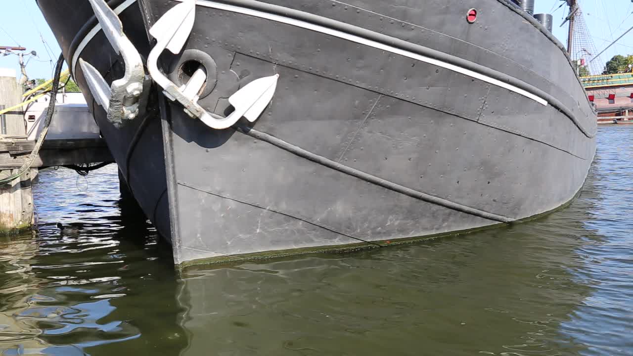 旧船在水面上抛锚视频下载